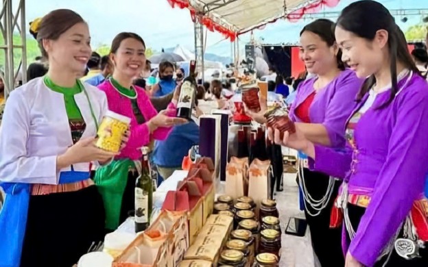 Những phiên chợ vùng cao kết nối tiêu thụ sản phẩm miền núi của Hòa Bình